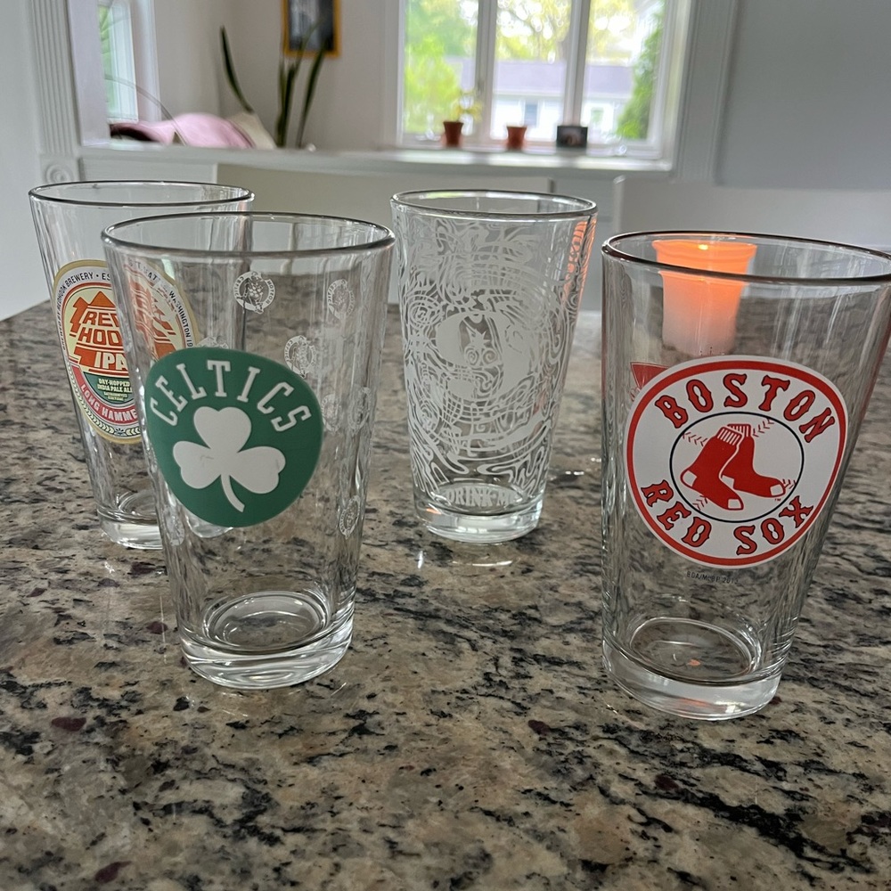 Set of 6 glasses (shipyard, anheuser Busch, red hook, Celtics, number 9, Red Sox
